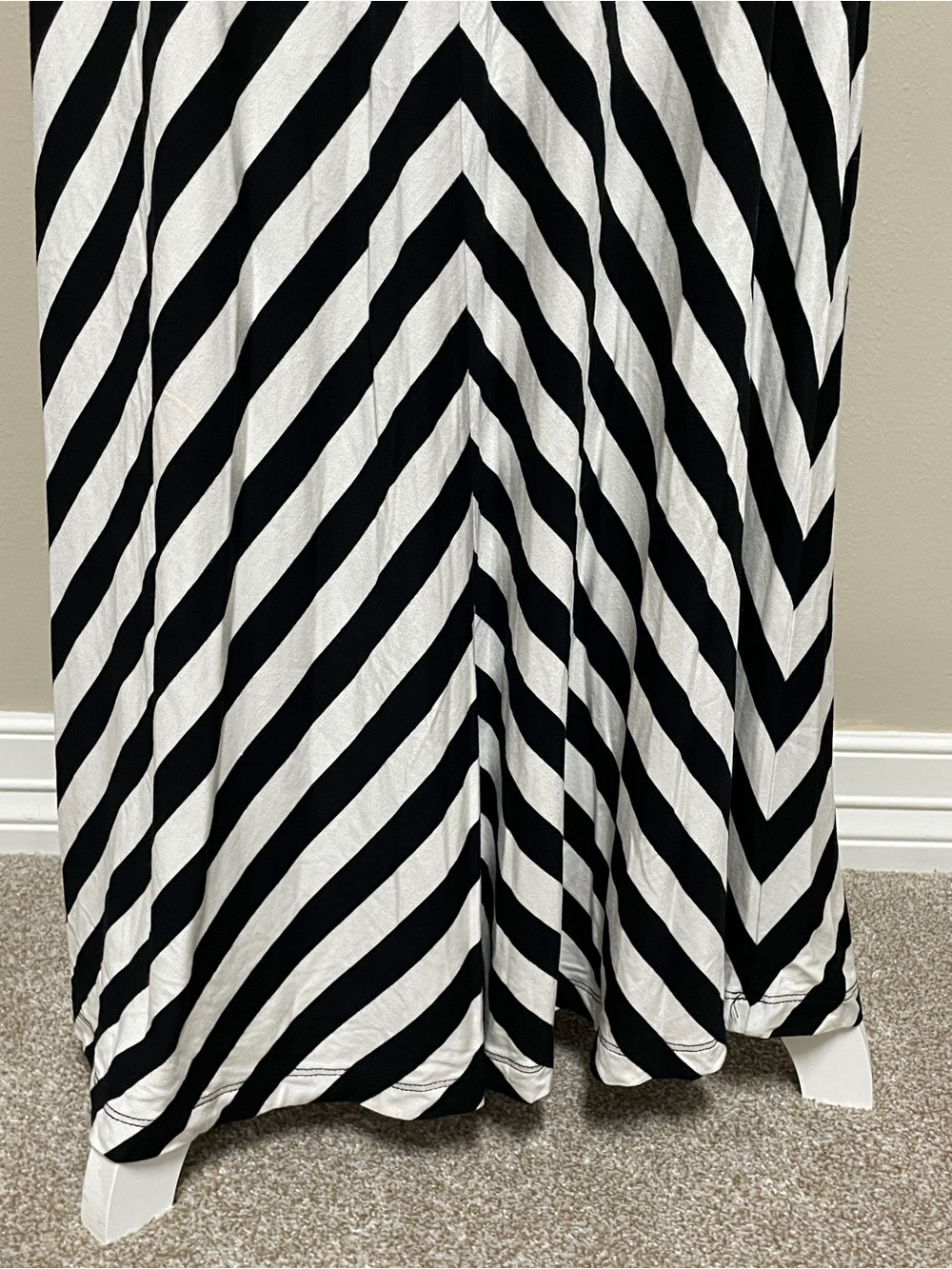 Calvin Klein Black and White Chevron Stripe Maxi Dress Size 4 - Picture 5 of 16